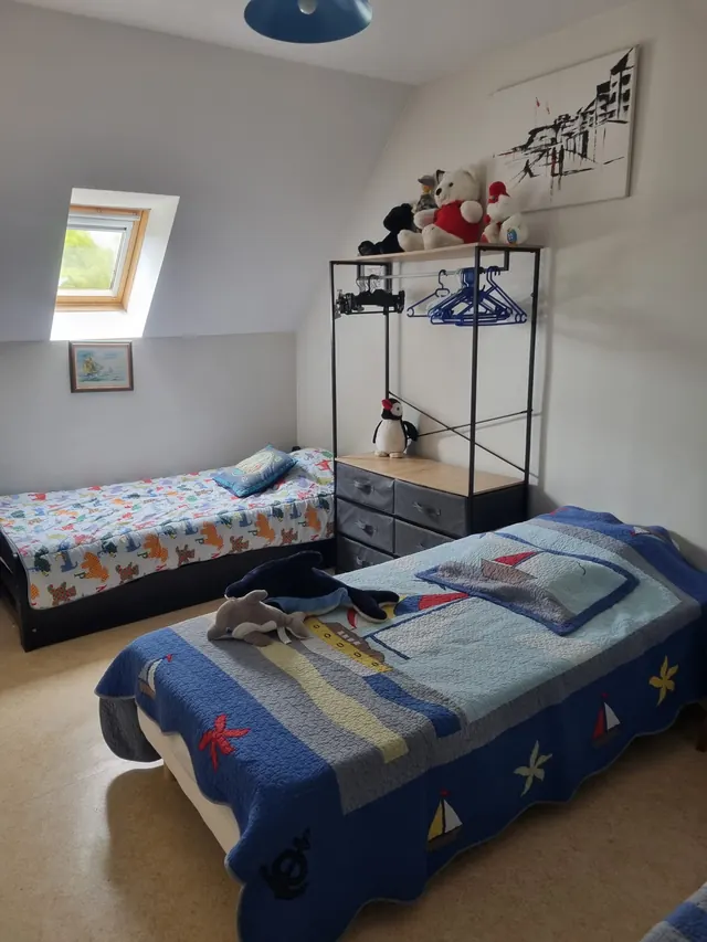 La chambre avec deux lits 1 personne et penderie