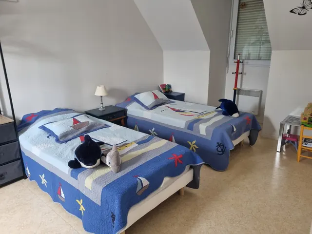 La chambre avec deux lits 1 personne