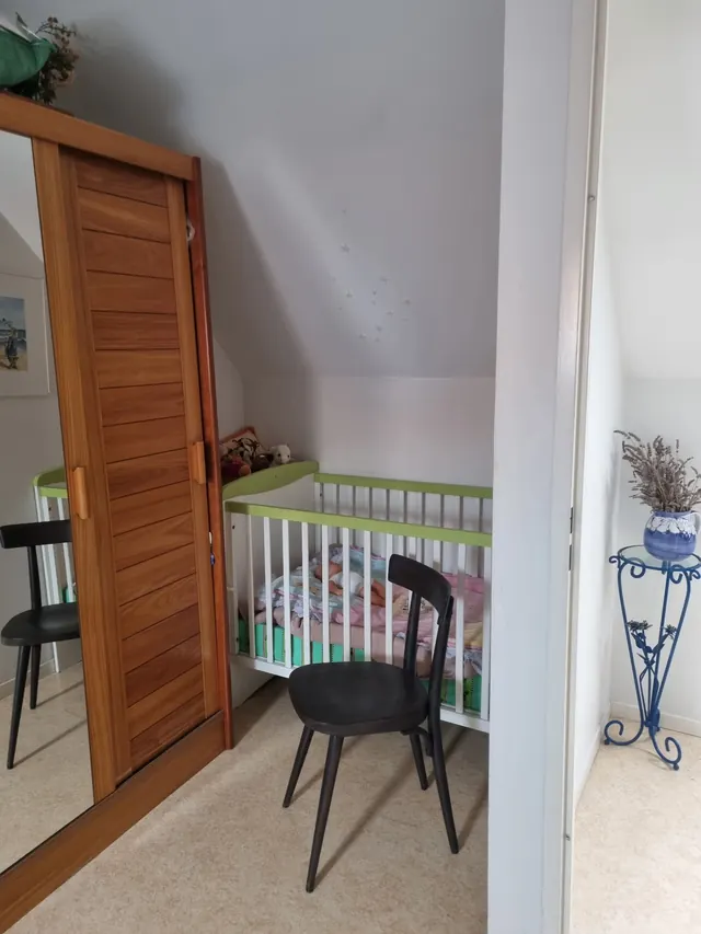 Le lit bébé, dans la chambre avec lit pour 2 personnes
