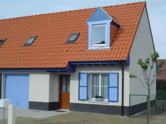 La maison L'Écume de Mer : façade, porte d'entrée et garage