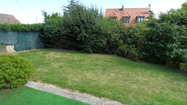 Le jardin, côté baie vitrée