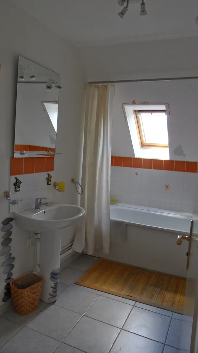 La salle de bain, à l'étage